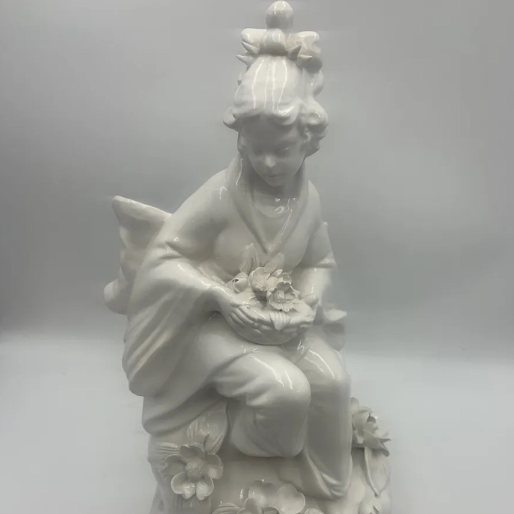 Blanc de Chine Statue